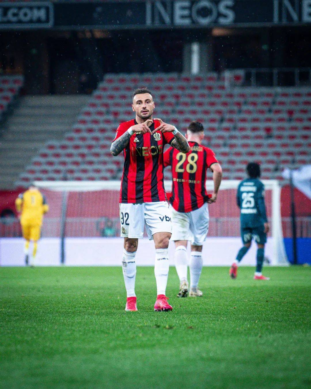 亚博棋牌app-尼斯球队亮相新赛季的队服,备战开赛第一场